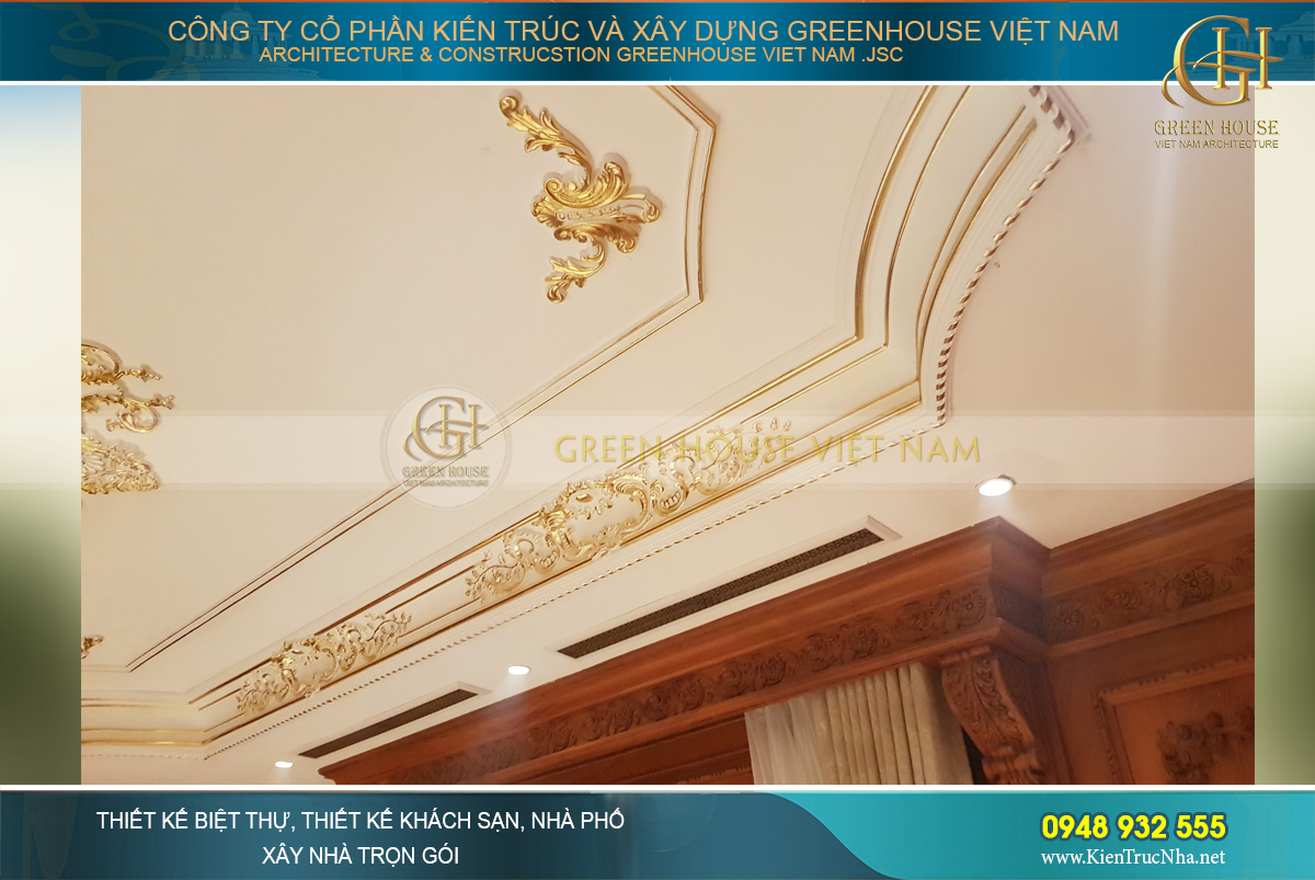 Hoa văn phào chỉ mạ vàng kết hợp đồ gỗ tạo sự sang trọng.