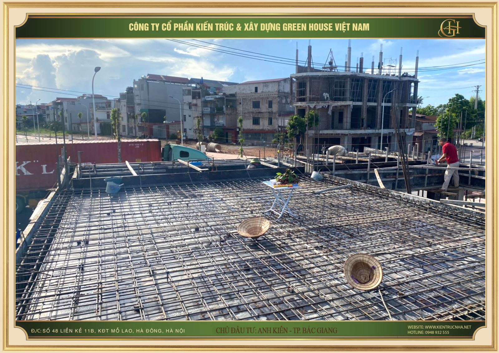 Việc làm móng bao gồm các công việc như đan thép, ghép cốp pha, đổ và đầm bê tông, chờ bê tông ngưng kết, rút cốp pha, xây tường móng….