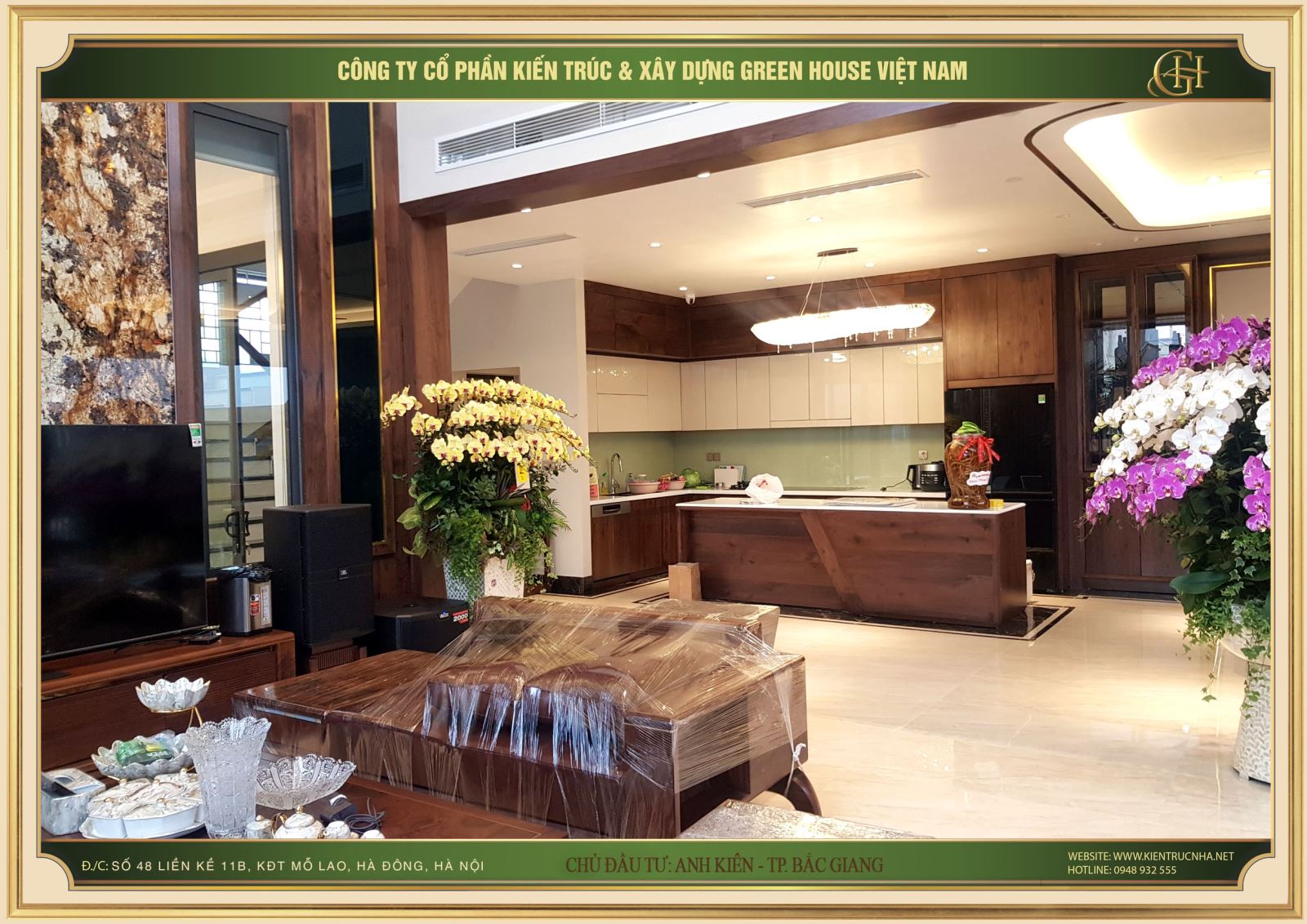 Biệt thự 3 tầng được thiét kế với phong cách mở vì thế phòng khách, bếp và phòng ăn được bố trí liền kề với nhau