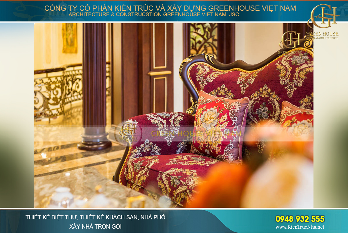 Chất liệu của bộ salon mềm mại, cao cấp với những chi tiết thêu hoa văn cổ điển tỉ mỉ, tinh xảo