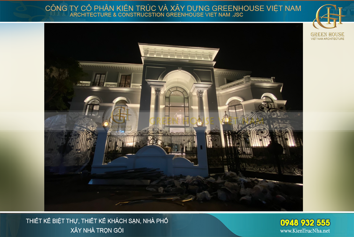 Toàn cảnh mặt tiền căn nhà vào buổi tối