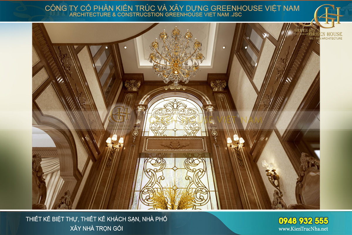 Khung cửa kính lớn với khung sắt mạ vàng