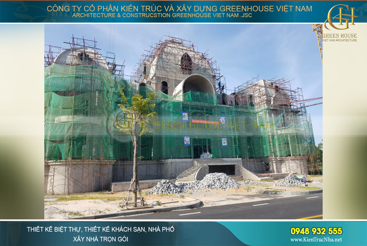 Trực quan tòa lâu đài bề thế, tráng lệ