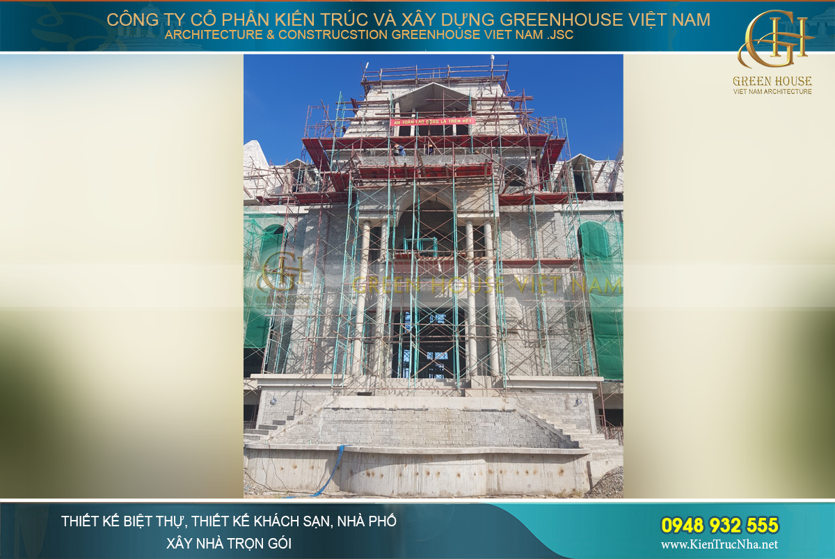 Mặt tiền tòa lâu đài bề thế